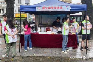 朝鲜门将冲撞对手送点，直接把人拍地下了